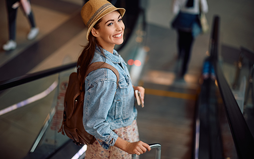 https://almundo-com-res.cloudinary.com/image/upload/v1732903051/CVC/lps/passagens_aereas/internacionais/Aruba/5_-_happy-female-tourist-on-escalator-at-the-airport-2024-05-14-17-13-01-utc.jpg
